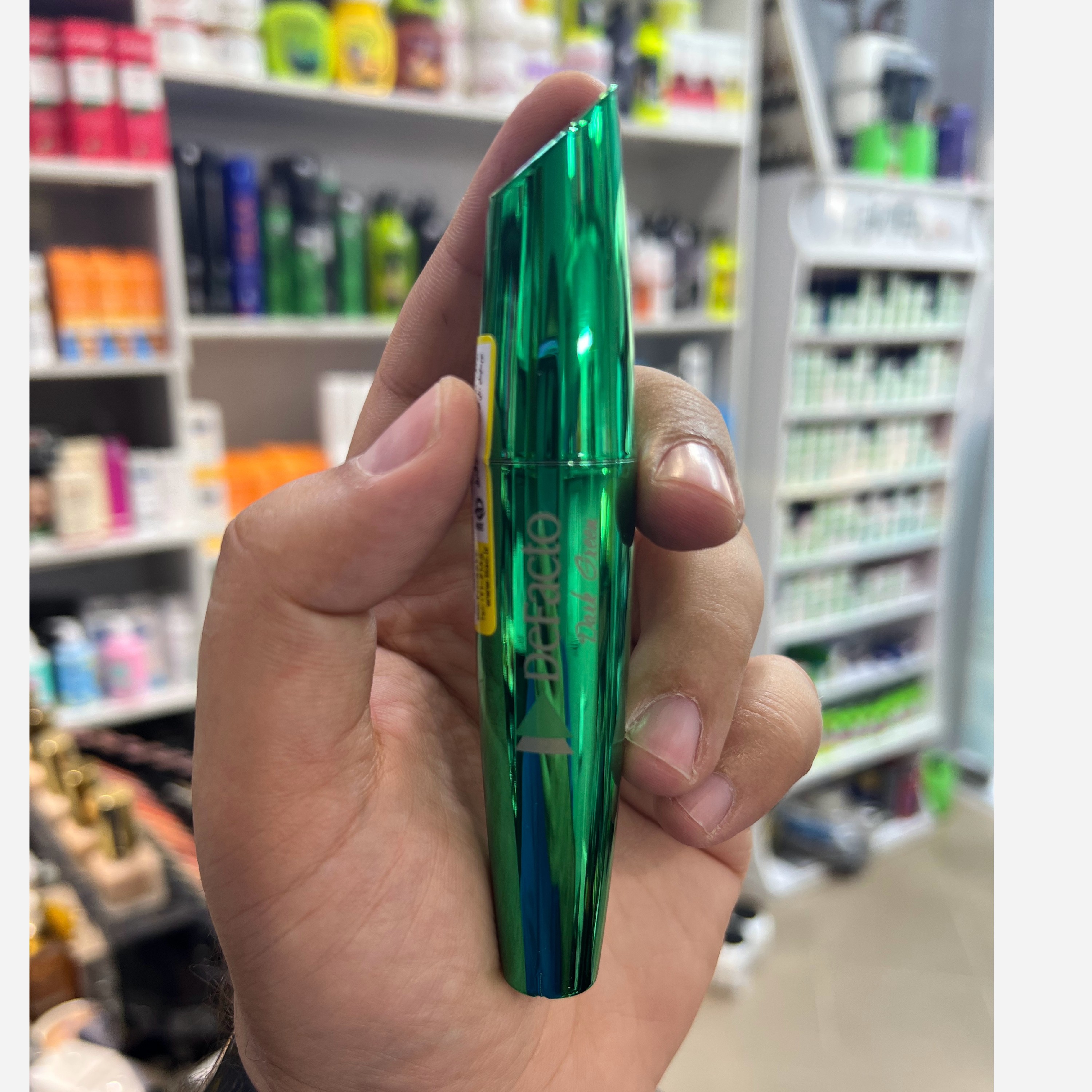 ریمل رنگ سبز برند دیفکتو هم حجم دهنده هم بلند کننده مژه حجم 12 میل تاریخ تا 2030